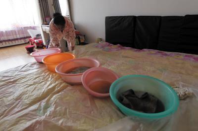 西峰楼上漏水，住户失联，小区没物管，业主维权难！律师来支招……